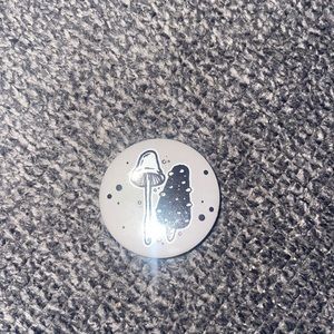 🍄 Mushroom Pin button grey cute new